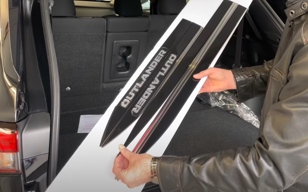 Labrador Black Body Side Moldings for Mitsubishi Outlander (2022-2026) & PHEV (2023-2026)